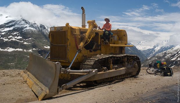 бульдозер на перевале Ротанг, Rohtang pass bulldozer