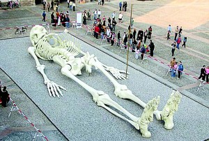 28-метровый скелет, выставленный в Национальной галерее современного искусства в Риме, создан художником Джино Де Доминиси