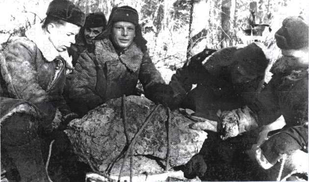 Еще один крупный фрагмент метеоритного железа извлечен из кратерной воронки силами саперного подразделения. Снимок 1950г.