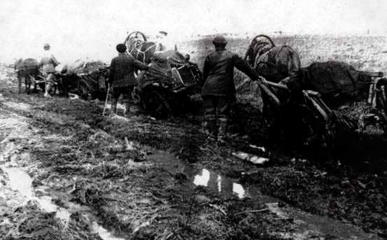 Обоз первой экспедиции Комитета по метеоритам на пути к месту падения Сихотэ-Алиньского метеорита. Апрель 1947 г.